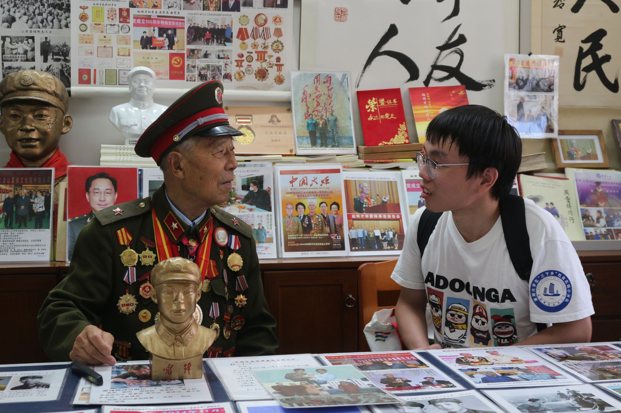 青春对话戎装岁月：马克思主义学院组织“三下乡”学子聆听老兵故事，感悟红色传承