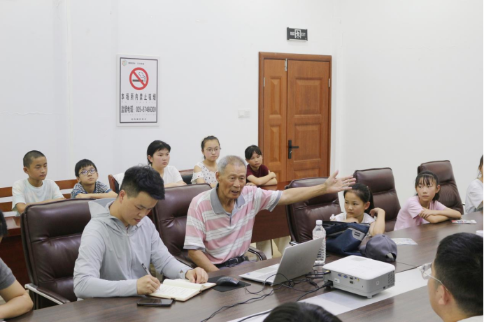 马克思主义学院组织“三下乡”学子赴骆山社区：对话老兵薪火传 童心向党映红星